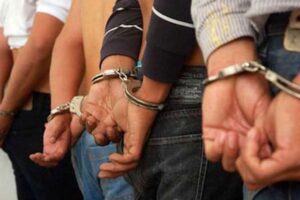 Policías aprehenden a sospechosos de apuñalar 14 veces a un adolescente