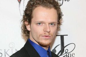 Detienen al actor estadounidense Nick Pasqual en la frontera con México tras ser acusado de apuñalar a su exnovia