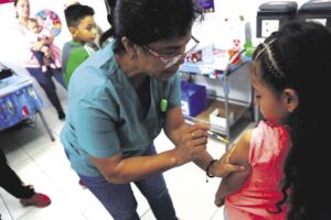 Sedes amplía vacunación contra la influenza para niños hasta 12 años en Santa Cruz