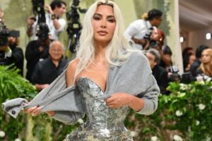 ¿Por qué Kim Kardashian sujetaba incómoda un suéter gris en la Gala del Met 2024?