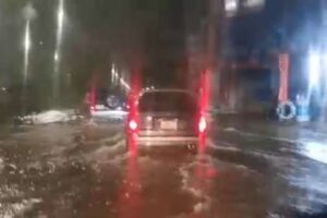 Fuerte aguacero anega calles y avenidas en la capital cruceña