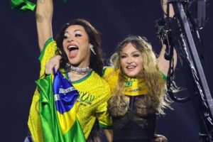 Madonna reúne 1,6 millones de personas en Río, con la ‘verdeamarela’ y proyecciones de imágenes de Pelé, Caetano Veloso y Paulo Freire
