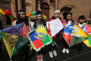 ¡Basta de violencia!: Cientos de estudiantes marchan en Santa Cruz exigiendo paz y protección