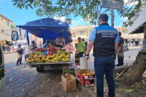 Un centenar de funcionarios municipales trata de retomar el orden en antiguo mercado Los Pozos