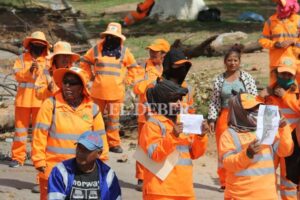 «¡Basta de explotación laboral!», claman las trabajadoras de aseo urbano que bloquean el vertedero