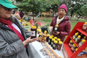 Apicultores endulzaron la plaza de Porongo con sus productos para evitar resfríos y prevenirlos