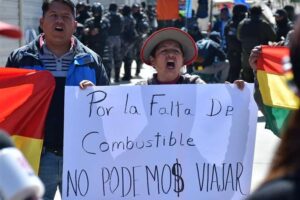 Gremiales y transportistas se movilizan con marchas y bloqueos, demandan más combustibles, dólares y frenar normas contra propiedad privada