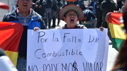 Falta de dólares y combustible generan al menos tres amenazas al gobierno de Arce