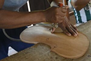 Los lutieres indígenas que ofrecen sus violines a Bolivia desde la Amazonía