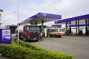 YPFB califica de absurda la denuncia sobre cisternas varadas; anuncia importación 135 millones de litros de combustibles