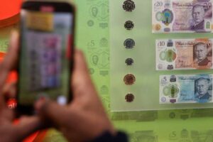 Billetes de banco con la imagen del rey Carlos III entran en circulación en Reino Unido