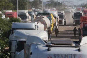 Ante el incremento de colas y retrasos en la zafra cañera, YPFB despacha 18,5 millones de litros de combustibles