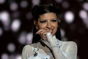 Cazzu da vuelta a la página y encuentra refugio en su mejor amiga