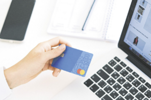 Reducen tiempos y montos para habilitar tarjetas en compras en línea