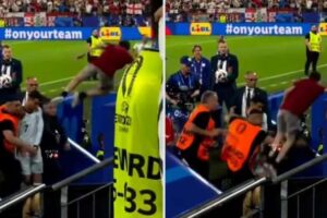 Un fanático saltó desde la tribuna para saludar a Cristiano Ronaldo, casi lo lastima y cayó por el hueco de una escalera