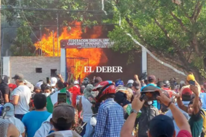 Fiscalía acusa a 10 personas por el saqueo y quema de la sede de campesinos de Santa Cruz
