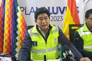 Ministro Montaño visita surtidores y dice que el abastecimiento de combustible es normal