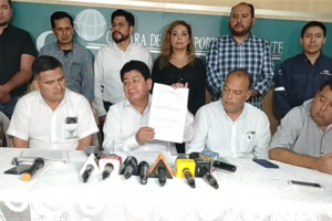 Ministro de Obras Públicas logra acuerdo con el transporte público, pero no destraba movilización de camioneros