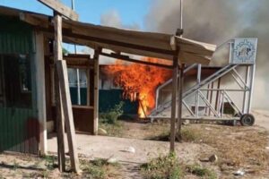 Bagalleros se movilizan en Yacuiba y queman un punto de control de Senasag