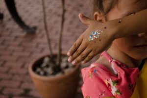 «Mamá, ¿cuándo voy a volver a salir libre?»: los niños que viven en Palmasola están creando nuevas memorias al otro lado del muro