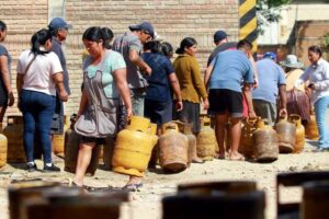 Vecinos hacen fila por escasez de gas en garrafa y la ANH dice que hay sobredemanda