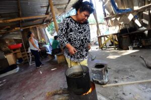 La crisis golpea al bolsillo familiar: menudos, olla común y cocina a leña, así palían los hogares el alza de precios