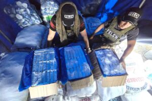 Aprehenden a chofer de camión por traficar 70 paquetes de cocaína en medio de bolsas de azúcar, arroz y fideos