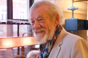 Ian McKellen fue hospitalizado tras caerse en un Teatro de Londres