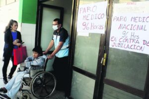 El paro médico satura las emergencias; priorizan a embarazadas y enfermos graves