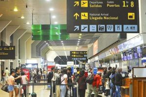 Inician proceso sancionatorio contra aerolínea por no compensar a viajeros