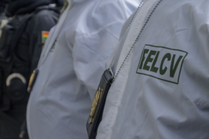 Aprehenden a jefe policial denunciado por intentar quemar a su esposa, días después de una cesárea