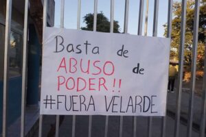 Estudiantes mantienen la toma de la Uagrm y exigen la destitución del decano de Humanidades