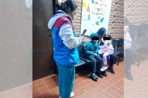 Rescatan a dos niños en un local donde su madre consumía bebidas alcohólicas y causaba desorden
