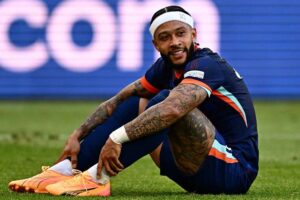 La cinta de pelo que luce Depay en la Eurocopa causa furor en Países Bajos