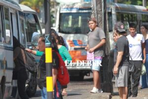 Transporte público opera con el 50% de los micros por falta de diésel; el precio lo paga el usuario