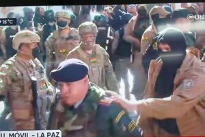 Apuntan al general Juan José Zúñiga de liderar movimiento irregular en plaza Murillo