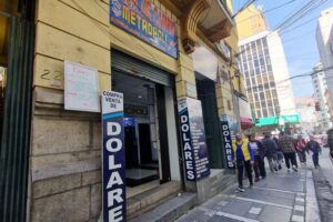 Fallido asalto militar sube precios del dólar y el euro en el mercado informal