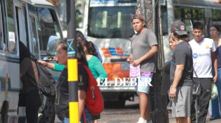 Transporte urbano sale en protesta y deja a la gente a pie