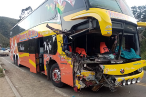 Bus de servicio interdepartamental choca contra un camión en la ruta a los Valles cruceños