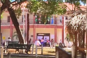 En protesta por avasallamiento de acuíferos, pobladores de El Puente toman el edificio municipal