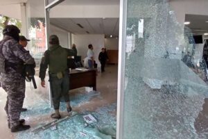 Una turba ataca oficinas de la Aduana en Santa Cruz; hay una veintena de personas aprehendidas