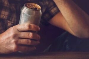 Vecinos denuncian a un papá por dar bebida alcohólica a una niña de un año