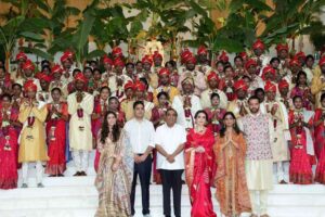 El hombre más rico de Asia organiza bodas para parejas desfavorecidas antes del enlace de su hijo