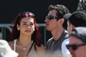 Dua Lipa confirma su relación con Callum Turner en Glastonbury