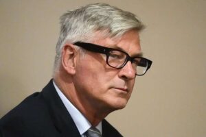Alec Baldwin va a juicio por homicidio involuntario tras disparo en set de «Rust»