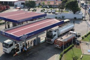 El diésel vuelve a escasear en el país y YPFB culpa al clima por menor oferta del combustible