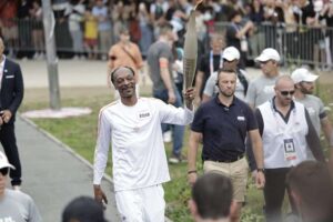 El rapero estadounidense Snoop Dogg llevó la antorcha olímpica en la última jornada del relevo