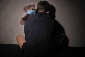 Madre dejaba a su hijo de siete años en casa de su amigo y el pequeño era ultrajado sexualmente