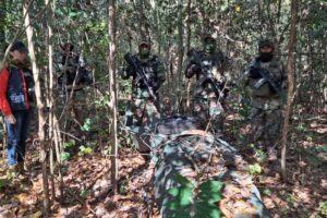 Policía halla pista clandestina con 412 kilos de cocaína en Beni