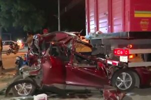 Rescatan con vida a chofer que quedó atrapado entre los fierros de su vehículo tras aparatoso accidente